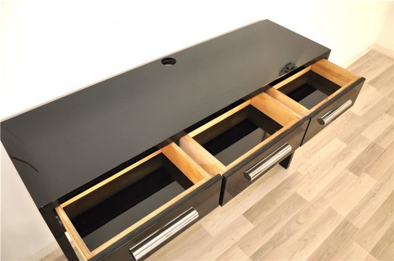 Schwarze, geradlinige Klavierlack Konsole im Bauhaus - Stil