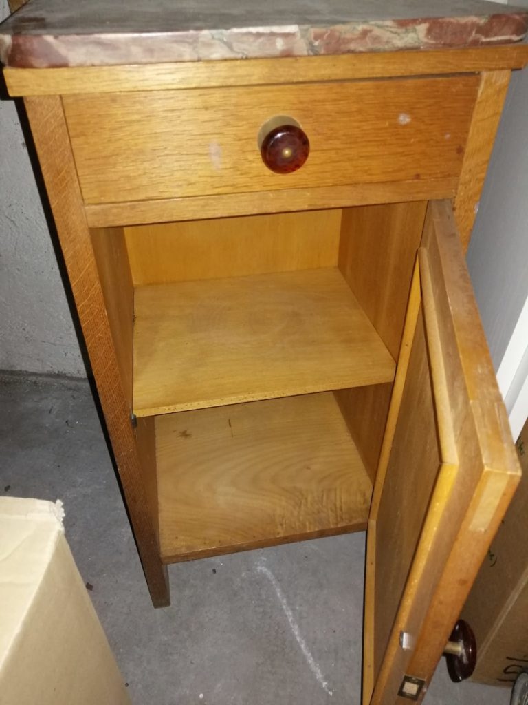 Braunes Schränkchen mit Marmor - Original Antike Möbel