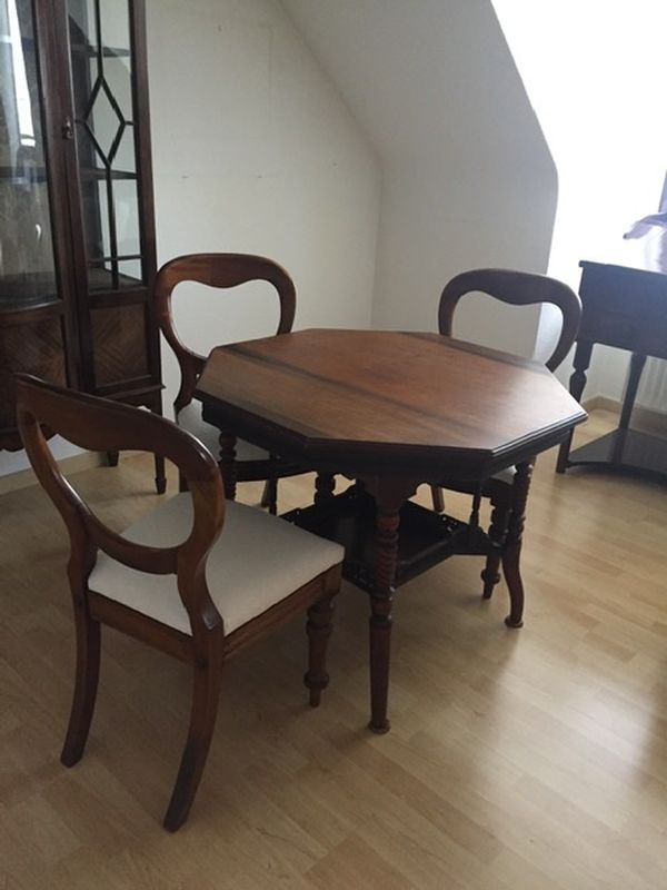 Braunes Esszimmerset mit Drei Stühlen - Original Antike Möbel