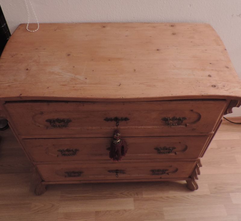 Braune Bäuerliche Kommode mit Geschwungenen Fuß - Original Antike Möbel