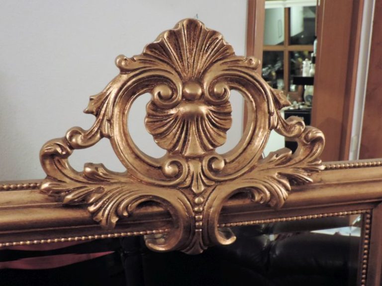 Ein Großer Rechteckiger Spiegel mit Verzierungen - Original Antike Möbel