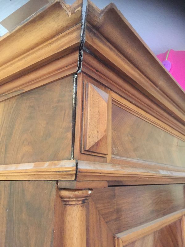 Brauner Wandschrank mit Rautenfurnier - Original Antike Möbel