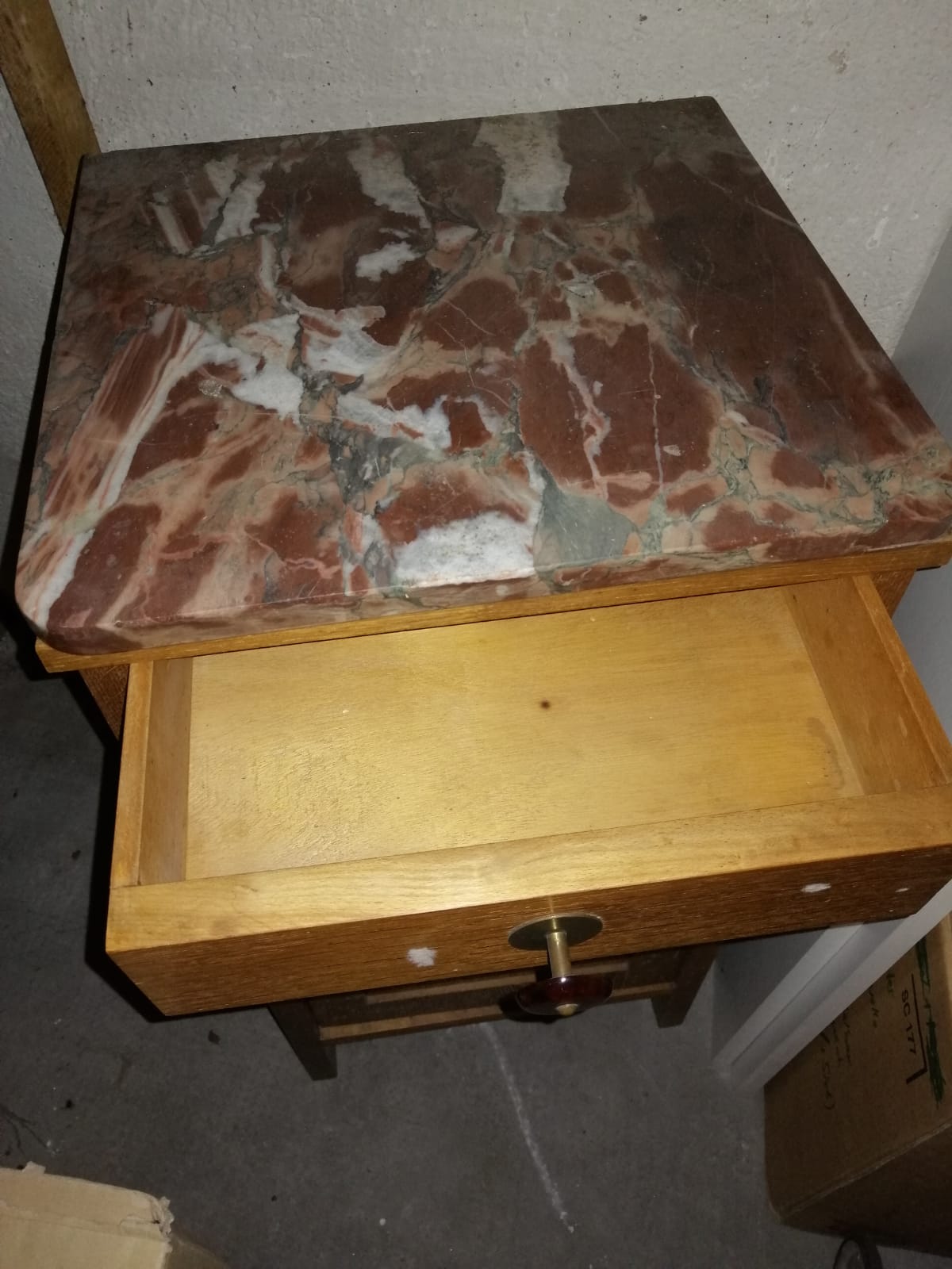 Braunes Schränkchen mit Marmor - Original Antike Möbel